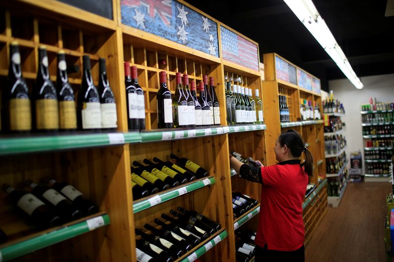 &copy; Reuters. Un employé vérifie des bouteilles de vin dans un supermarché de Shanghai, en Chine. /Photo prise le 2 juin 2016/REUTERS/Aly Song