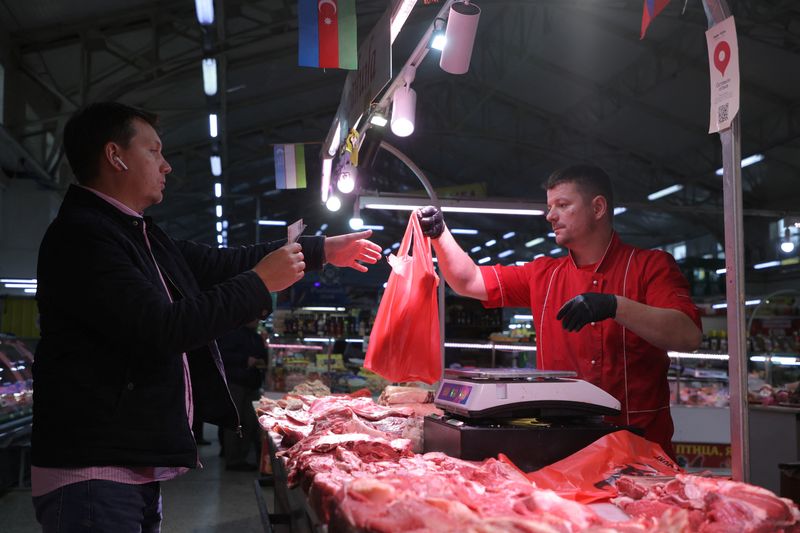&copy; Reuters. شخص يشتري لحما في سوق للمواد الغذائية في سان بطرسبرج بروسيا في العاشر من نوفمبر تشرين الثاني 2023. تصوير: أنطون فاجانوف - رويترز       
