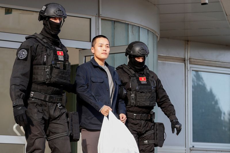 © Reuters. Police officers escort Terraform Labs co-founder Do Kwon after he served a sentence for document forgery, in Podgorica, Montenegro, March 23, 2024. REUTERS/Stevo Vasiljevic/File Photo