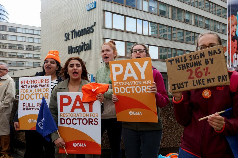 &copy; Reuters. Health workers protest on a picket line as junior and senior doctors in England take part in a joint strike action for the first time, outside St Thomas's Hospital, in London, Britain September 20, 2023. REUTERS/Susannah Ireland/ File photo