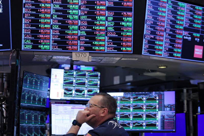 © Reuters. FILE PHOTO:A trader works on the trading floor at the New York Stock Exchange (NYSE) in New York City, U.S., April 4, 2024. REUTERS/Andrew Kelly/FILE PHOTO