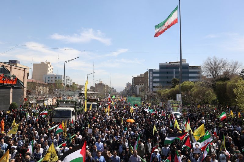 © Reuters. جنازة ضباط إيرانيين قتلوا في ما يشتبه أنها غارة جوية إسرائيلية على مجمع السفارة الإيرانية في دمشق، في طهران يوم الجمعة. صورة لرويترز من وكالة غرب آسيا للأنباء.
