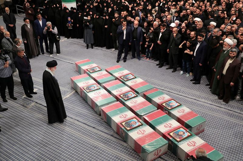 &copy; Reuters. El líder supremo iraní, el ayatolá Ali Jamenei, contempla los ataúdes de los siete miembros del Cuerpo de la Guardia Revolucionaria Islámica que murieron en un ataque israelí en el complejo de la embajada iraní en Damasco, durante el funeral en Teh