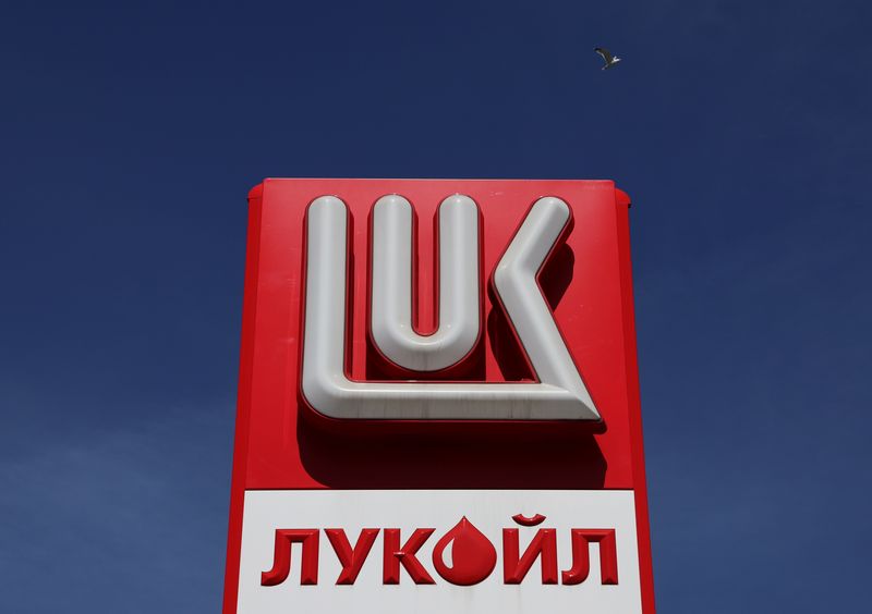 © Reuters. The logo of Lukoil is on display at a petrol station in Saint Petersburg, Russia May 25, 2022. REUTERS/Anton Vaganov/ File photo