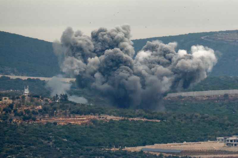 &copy; Reuters. De la fumée s'élève au-dessus du Liban, vue de la frontière israélo-libanaise dans le nord d'Israël. /Photo prise le 12 novembre 2023/REUTERS/Evelyn Hockstein