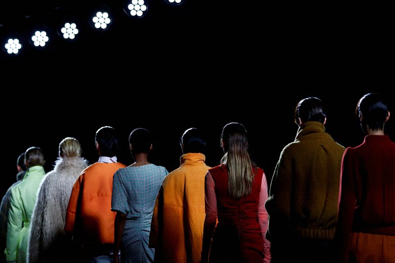 © Reuters. Models present creations by designer Dries Van Noten as part of his Fall-Winter 2024/2025 Women's ready-to-wear collection show during Paris Fashion Week in Paris, France, February 28, 2024. REUTERS/Gonzalo Fuentes/File Photo