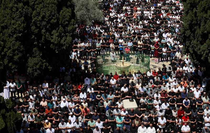 &copy; Reuters. آلاف المصلين الفلسطينيين يؤدون صلاة الجمعة الأخيرة من رمضان في المسجد الأقصى بالمدينة القديمة في القدس يوم الجمعة . تصوير: عمار عوض - رويترز