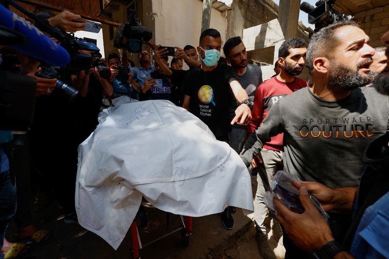 &copy; Reuters. أشخاص يحملون جثمان أحد الموظفين الأجانب في منظمة ورلد سنترال كيتشن الخيرية الذين قتلوا في غارة جوية إسرائيلية في رفح بجنوب قطاع غزة في الثا