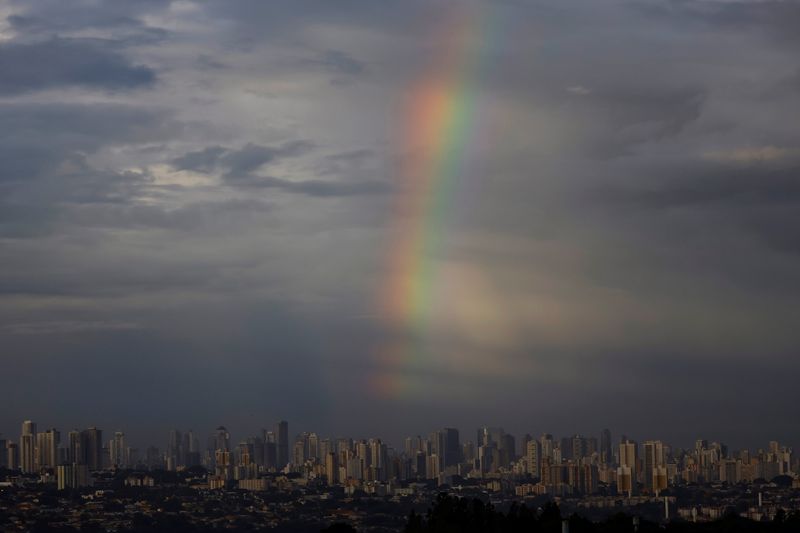 &copy; Reuters. Un arco iris se ve en el centro de Goiania, Brasil. 4 de abril de 2024. REUTERS/Ueslei Marcelino