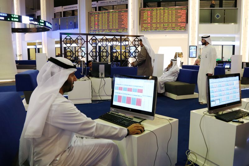&copy; Reuters. مستثمرون يتابعون حركة تداول الأسهم داخل بورصة دبي في صورة من أرشيف رويترز . 