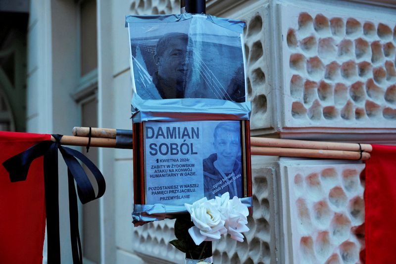 &copy; Reuters. Una foto del trabajador humanitario polaco Damian Sobol se muestra en una vigilia en que los dolientes se reúnen para honrar su memoria, tras ser asesinado por el ejército israelí en Gaza junto con otras seis personas que trabajaban para la organizaci
