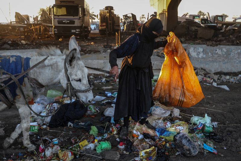 &copy; Reuters. سيدة عراقية تدعى زهراء جودة دراج (51 عاما) تبحث في القمامة عن أشياء يمكنها بيعها في بغداد يوم 26 مارس آذار 2024. تصوير: أحمد سعد - رويترز 