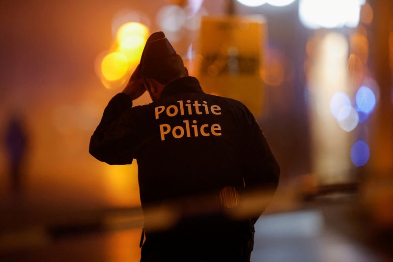 &copy; Reuters. FILE PHOTO: A Belgian police officer stands guard outside the area where, according to police, a shooting took place, injuring several police officers, in Brussels, Belgium, December 6, 2023. REUTERS/Johanna Geron/File Photo