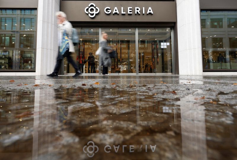 &copy; Reuters. FILE PHOTO: People walk by the Galeria Karstadt Kaufhof shopping mall Tegel in Berlin, Germany November 1, 2022.  REUTERS/Michele Tantussi/File Photo