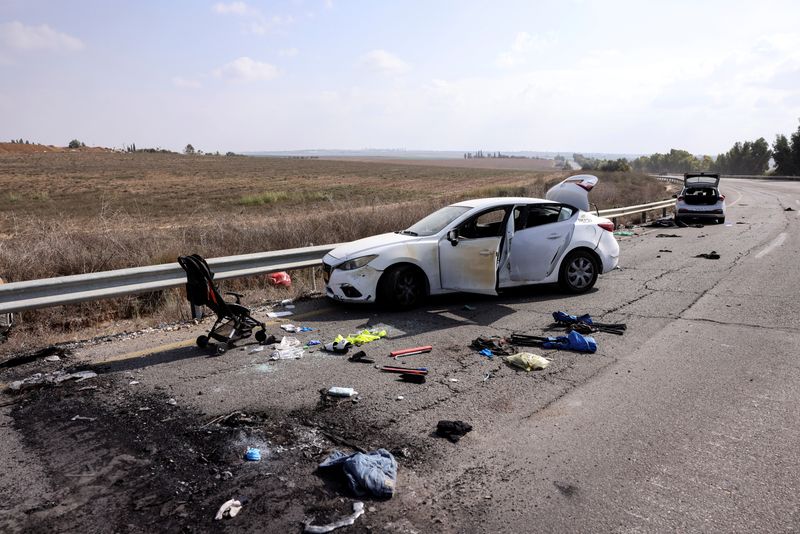 &copy; Reuters. FOTO DE ARCHIVO: Objetos personales desperdigados en la carretera junto a un coche días después de una infiltración masiva de hombres armados de Hamás desde la Franja de Gaza, en el sur de Israel. 10 de octubre de 2023. REUTERS/Ronen Zvulun
