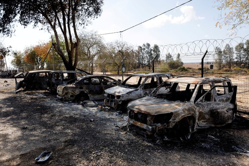 &copy; Reuters. FILE PHOTO: Burnt cars are seen in Kibbutz Nir Oz following a deadly infiltration by Hamas gunmen from the Gaza Strip, in Kibbutz Nir Oz in southern Israel October 19, 2023. REUTERS/Amir Cohen/File Photo