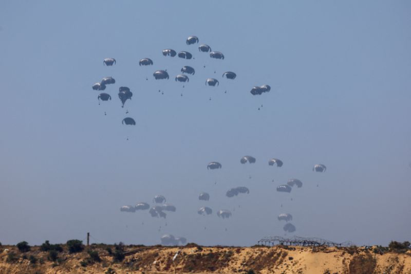 &copy; Reuters. Humanitarian aid falls through the sky towards the Gaza Strip after being dropped from an aircraft, amid the ongoing conflict between Israel and the Palestinian Islamist group Hamas, as seen from Israel, April 4, 2024. REUTERS/Hannah McKay