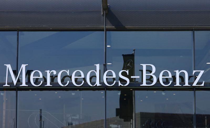 &copy; Reuters. FILE PHOTO: The logo of Mercedes-Benz is seen outside a Mercedes-Benz car dealer in Brussels, Belgium June 1, 2023. REUTERS/Yves Herman/FILE PHOTO