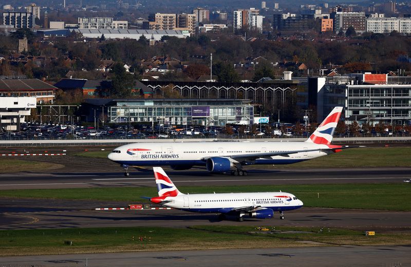 &copy; Reuters. FILE PHOTO: A British Airways Boeing 777 passes a British Airways Airbus as it takes off from Heathrow Airport, in London, Britain, November 28, 2023.  REUTERS/Peter Nicholls/File Photo
