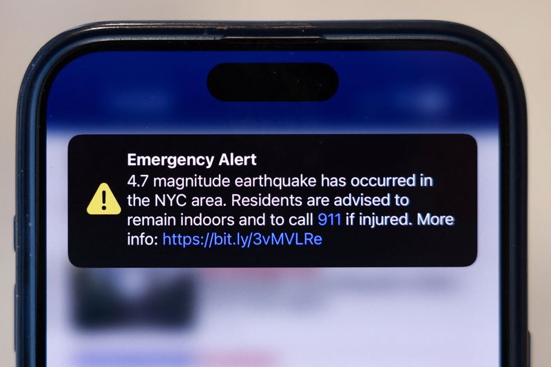 © Reuters. An emergency alert of a magnitude 4.7 earthquake is seen on a cellphone in New York City, U.S., April 5, 2024. REUTERS/Andrew Kelly