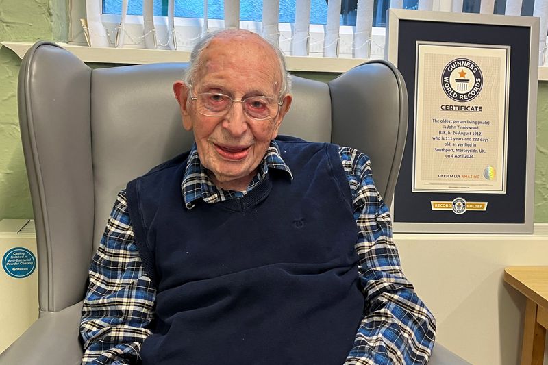 © Reuters. John Tinniswood, 111, poses with his certificate from the Guinness World Records, who announced that he is the world's oldest living man, in Southport, Britain April 4, 2024 in this handout image. Guinness World Records/Handout via REUTERS  