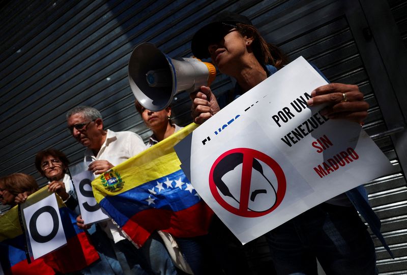 &copy; Reuters. FOTO DE ARCHIVO: Una venezolana residente en Argentina sostiene un cartel que representa al presidente de Venezuela, Nicolás Maduro, que dice "Por una Venezuela sin Maduro", mientras protesta frente a la embajada de Venezuela para exigir la apertura del 