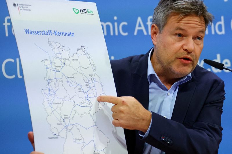 &copy; Reuters. FILE PHOTO: German Economy and Climate Minister Robert Habeck points at a map showing Germany's hydrogen network during a press conference in Berlin, Germany, November 14, 2023. REUTERS/Fabrizio Bensch/File Photo