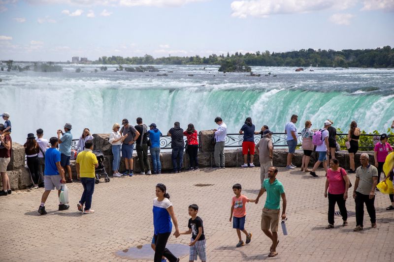 © Reuters. FILE PHOTO: Tourist take photos in front of Niagara Falls in Niagara Falls, Ontario, Canada June 28, 2022. REUTERS/Carlos Osorio/File Photo