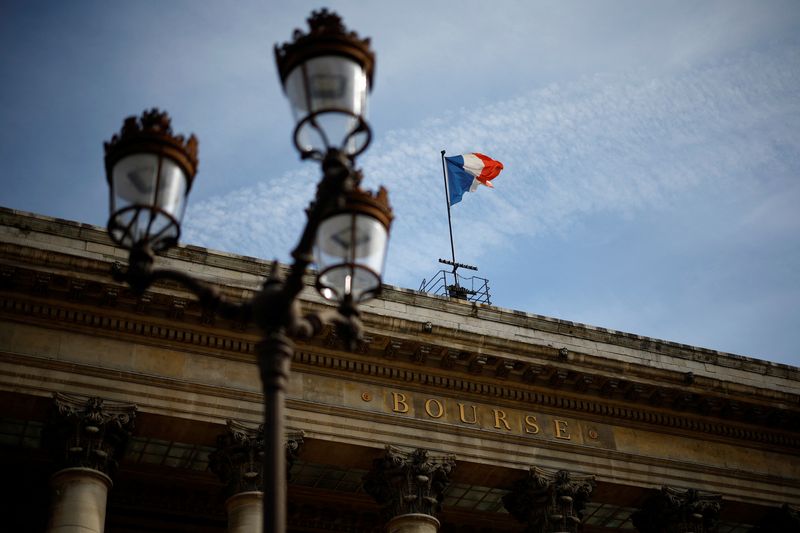 &copy; Reuters. Un drapeau français flotte sur le Palais Brongniart, l'ancienne Bourse de Paris. /Photo prise le 25 mars 2024/REUTERS/Sarah Meyssonnier 