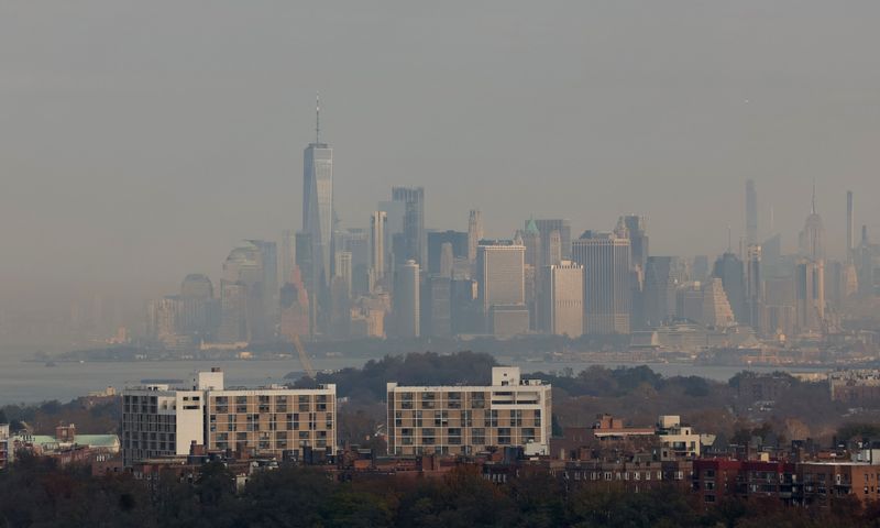 © Reuters. مشهد عام لحي مانهاتن بمدينة نيويورك الأمريكية في الخامس من نوفمبر تشرين الثاني 2023. تصوير: برندان مكدرميد - رويترز