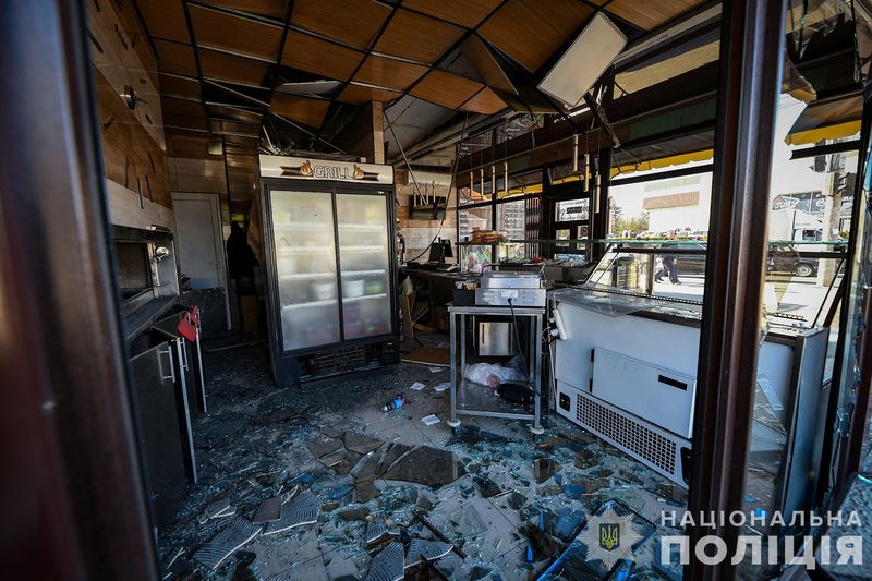 &copy; Reuters. مقهى تضرر جراء ضربة صاروخية روسية استهدفت منطقة زابوريجيا الأوكرانية يوم الجمعة. صورة لرويترز من الخدمة الصحفية للشرطة الأوكرانية. (يحظر طم