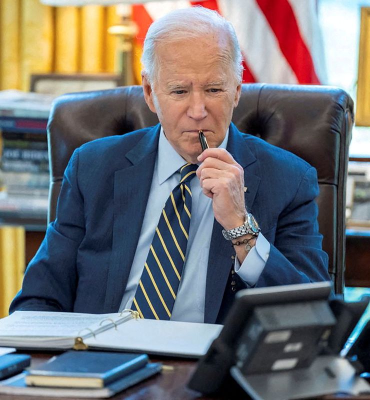 &copy; Reuters. الرئيس الأمريكي جو بايدن خلال مكالمة هاتفية مع رئيس الوزراء الإسرائيلي بنيامين نتنياهو في مكتبه بالبيت الأبيض بواشنطن يوم الخميس. صورة لرو