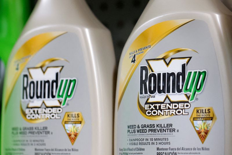 © Reuters. FILE PHOTO: Bottles of Roundup, a brand owned by Bayer, are seen for sale in a store in Manhattan, New York City, U.S., June 30, 2022. REUTERS/Andrew Kelly/File Photo