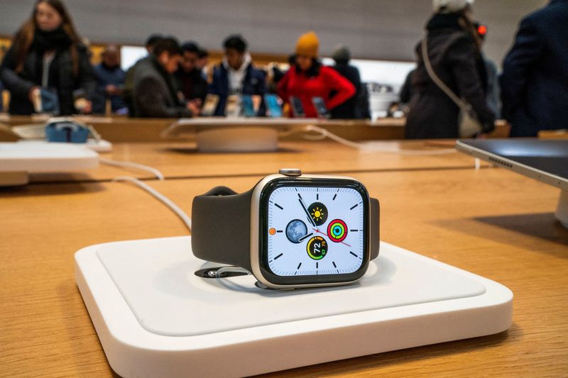&copy; Reuters. FILE PHOTO: An Apple smartwatch is displayed as customers visit the Apple store in New York, U.S., December 26, 2023. REUTERS/Eduardo Munoz/File Photo