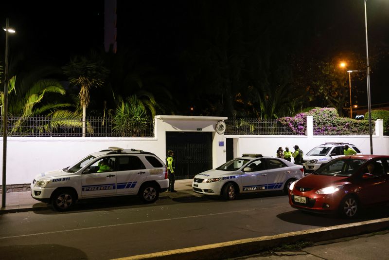 © Reuters. Police and military officials keep guard outside the Mexican embassy from where they forcibly removed the former Ecuador Vice President Jorge Glas in Quito, Ecuador April 5, 2024. REUTERS/Karen Toro