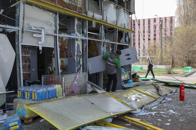 © Reuters. An employee carries out a door from a fuel station damaged during Russian missile and drone strikes, amid Russia's attack on Ukraine, in Kharkiv, Ukraine April 6, 2024. REUTERS/Vyacheslav Madiyevskyy