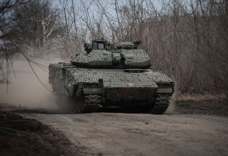 &copy; Reuters. مركبة قتال مشاة أوكرانية تتحرك بالقرب من بلدة تشاسيف يار على خط المواجهة في منطقة دونيتسك بأوكرانيا يوم الجمعة. تصوير: أولكسندر راتوشنياك - 