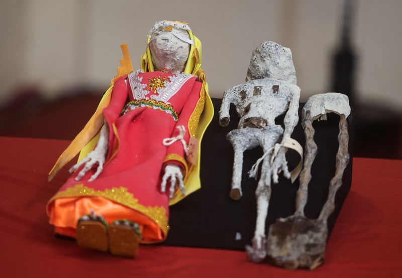Alien fever dreams fuel Peruvian grave robbings