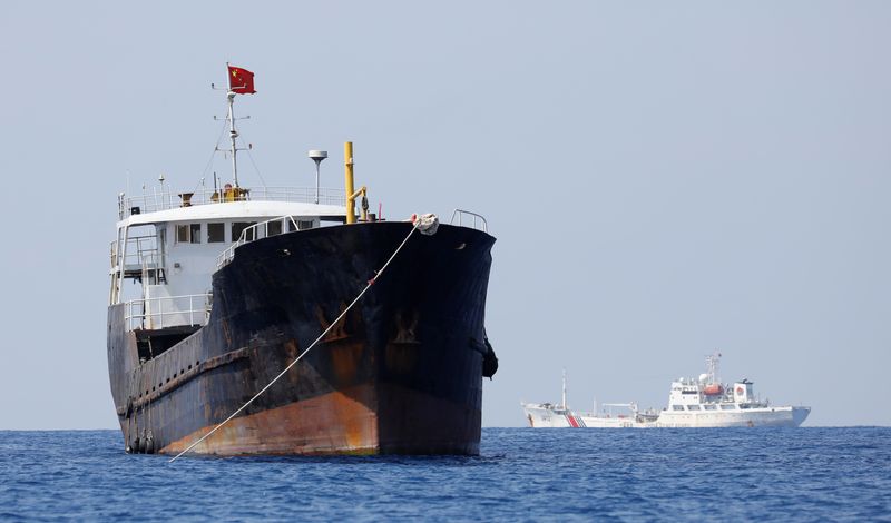 &copy; Reuters. علم الصين يرفرف على قارب صيد أثناء قيام خفر السواحل الصيني بدوريات في منطقة الشعاب المرجانية سكاربورو في بحر الصيني الجنوبي. صورة من أرشيف ر