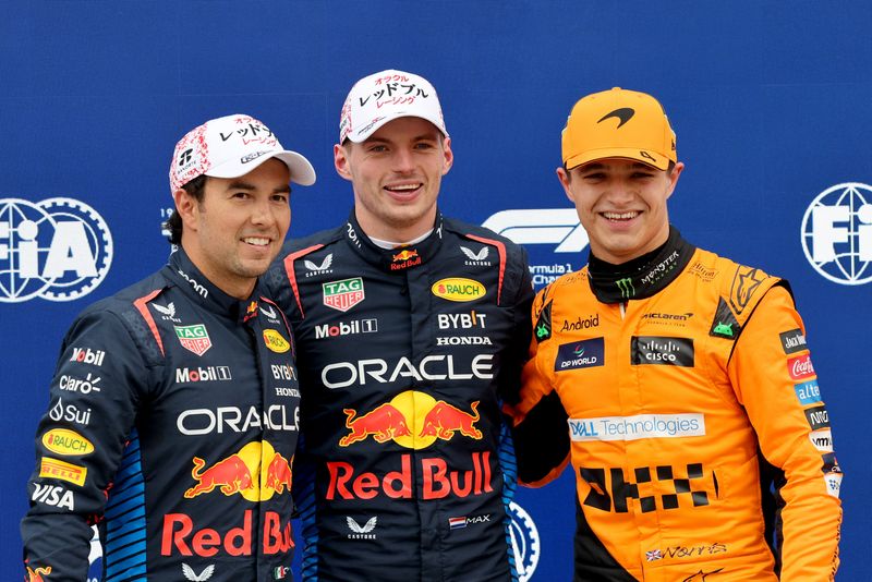 &copy; Reuters. Max Verstappen de Red Bull celebra después de clasificarse en la pole junto con Sergio Pérez de Red Bull, segundo clasificado, y Lando Norris, de McLaren, tercero. Gran Premio de Japón de Fórmula 1, Circuito Suzuka, en Suzuka, Japón - Abril 6, 2024. 
