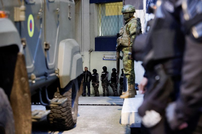 &copy; Reuters. Forças de segurança realizam operação de transferência do ex-vice-presidente do Equador Jorge Glas, em Quito, Equador
06/04/2024
REUTERS/Karen Toro