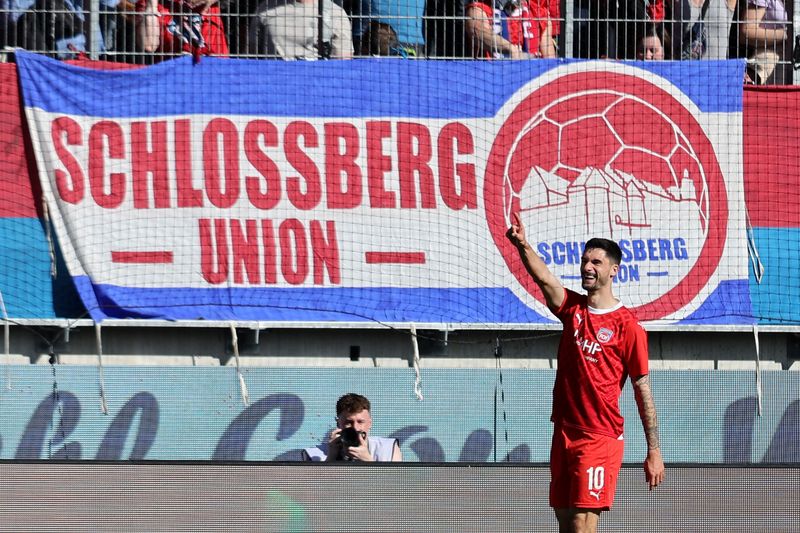 &copy; Reuters. تيم كليندينست لاعب هايدنهايم يحتفل بتسجيل الهدف الثاني خلال مباراة فريقه أمام بايرن ميونيخ في دوري الدرجة الأولى الألماني لكرة القدم في ها