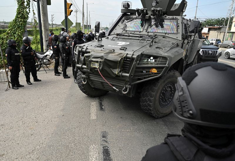 © Reuters. An armoured personnel carrier, presumable carrying Ecuador's former Vice President Jorge Glas, arrives at the La Roca prison, after Ecuadorean forces raided Mexico's embassy to arrest Glas who had been convicted twice of corruption and who had been granted asylum by Mexican authorities, in Guayaquil, Ecuador April 6, 2024. REUTERS/Marcos Pin