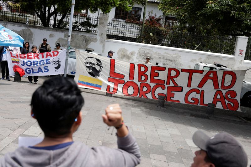 © Reuters. Demonstrators gather outside the Mexican embassy in Ecuador to ask for the freedom of former Vice President Jorge Glas, Quito, April 6, 2024. REUTERS/Karen Toro