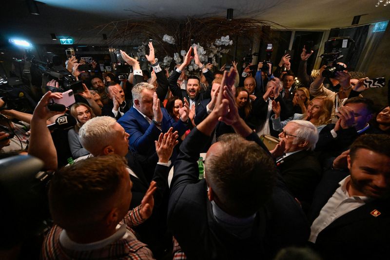 © Reuters. Supporters of Slovakia's presidential candidate Peter Pellegrini react to preliminary results of the country's presidential election, at his headquarters in Bratislava, Slovakia, April 6, 2024. REUTERS/Radovan Stoklasa