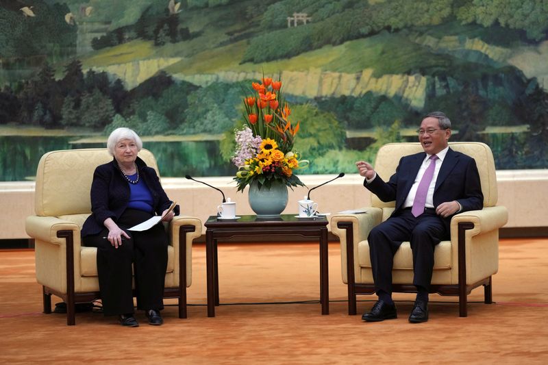 © Reuters. U.S. Treasury Secretary Janet Yellen meets Chinese Premier Li Qiang at the Great Hall of the People in Beijing, China, April 7, 2024.  Tatan Syuflana/Pool via REUTERS