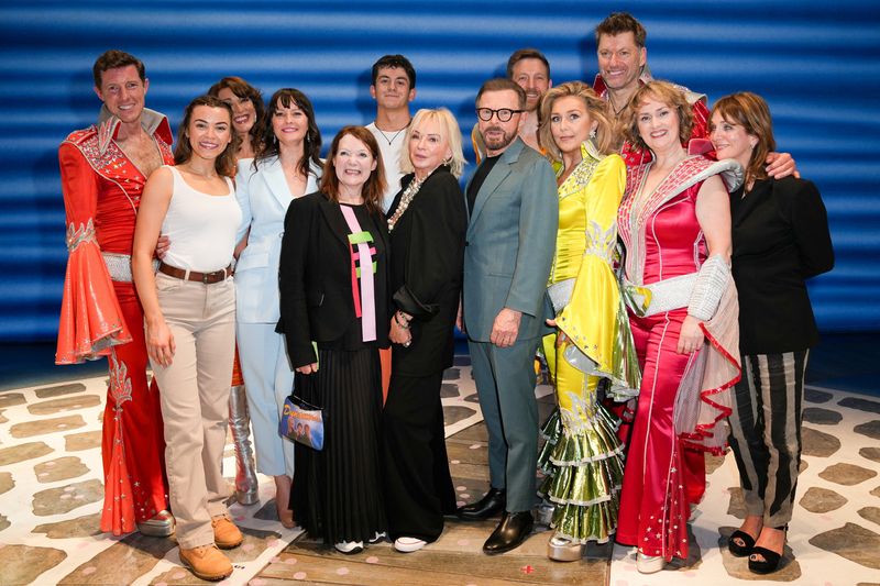 &copy; Reuters. Cast members pose with writer Catherine Johnson, Bjorn Ulvaeus and Judy Craymer during the curtain call for Mamma Mia, as the musical celebrates 25 years, at the Novello Theatre in London, Britain, April 6, 2024. REUTERS/Maja Smiejkowska