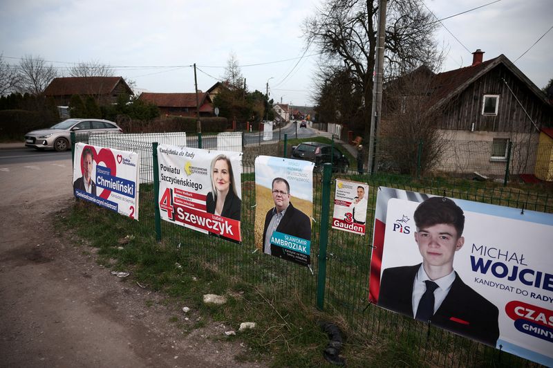 &copy; Reuters. FILE PHOTO: Election posters are seen hanging on the fence, ahead of next weekend Polish local elections, in Jedwabno, Poland, April 1, 2024. REUTERS/Kacper Pempel/File Photo