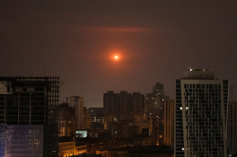 &copy; Reuters. انفجار طائرة مسيرة في السماء فوق مدينة كييف بأوكرانيا يوم 15 مارس آذار 2024. تصوير: هليب هانيتش - رويترز