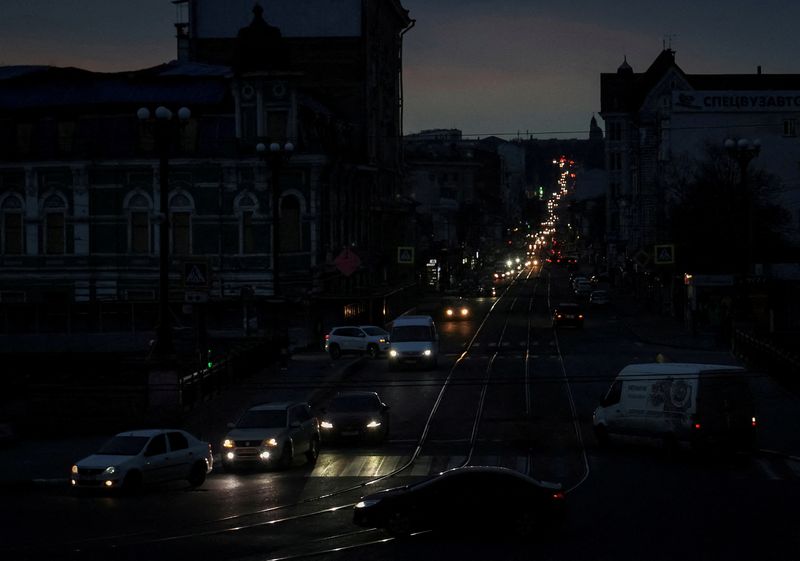 &copy; Reuters. FILE PHOTO: A view shows the city centre without electricity after critical civil infrastructure was hit by Russian missile attacks, amid Russia's invasion of Ukraine, in Kharkiv, March 26, 2024. REUTERS/Vyacheslav Madiyevskyy/File Photo